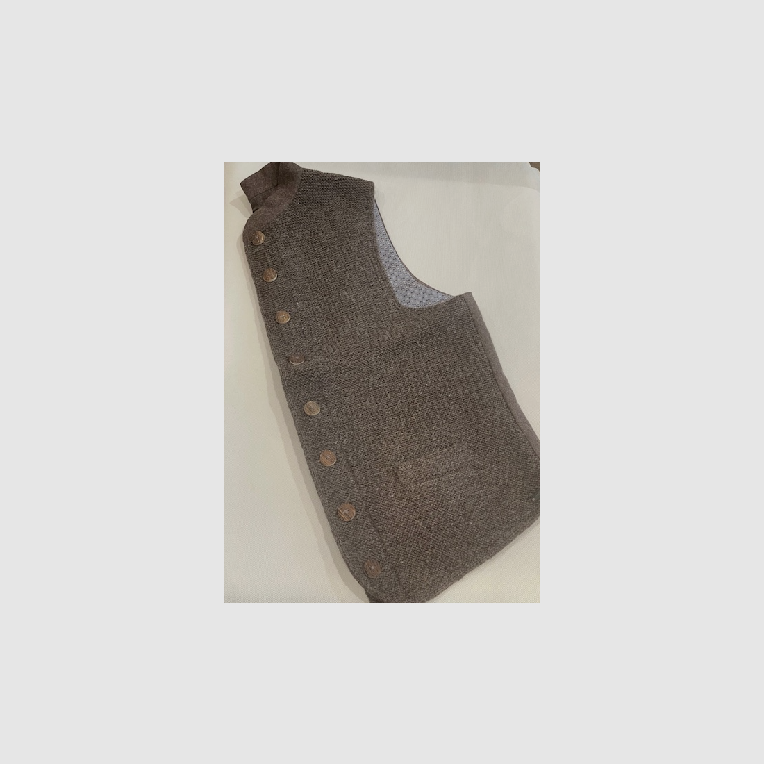Gilet en laine de mouton pour homme tricoté à la main avec col en loden et dos en loden marron, image 1 sur 4