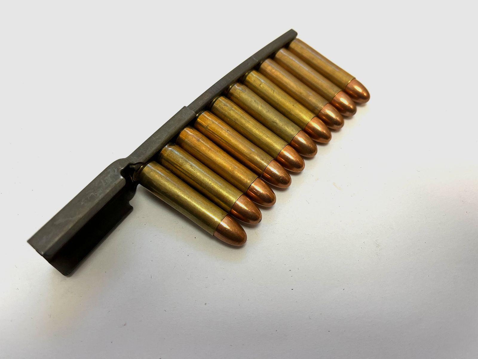 ••• US M1 .30 Carbine laadstrip met laadhulp + 10 stuks .30 Carbine decoratiepatronen •••