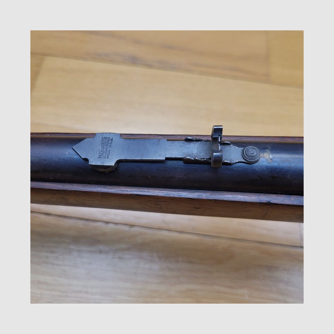 Sehr schöne Winchester Model 1892 – Version „Rifle“ mit rundem Lauf – in 32WCF – New Haven Waffen von 1906 – Schöne amerikanische Nussbaumholz – Sehr schöner Lauf und Mechanismus – Epochen-Hausse Marble – Sehr schöne Beschriftungen – TBE+, Bild 24 von 36