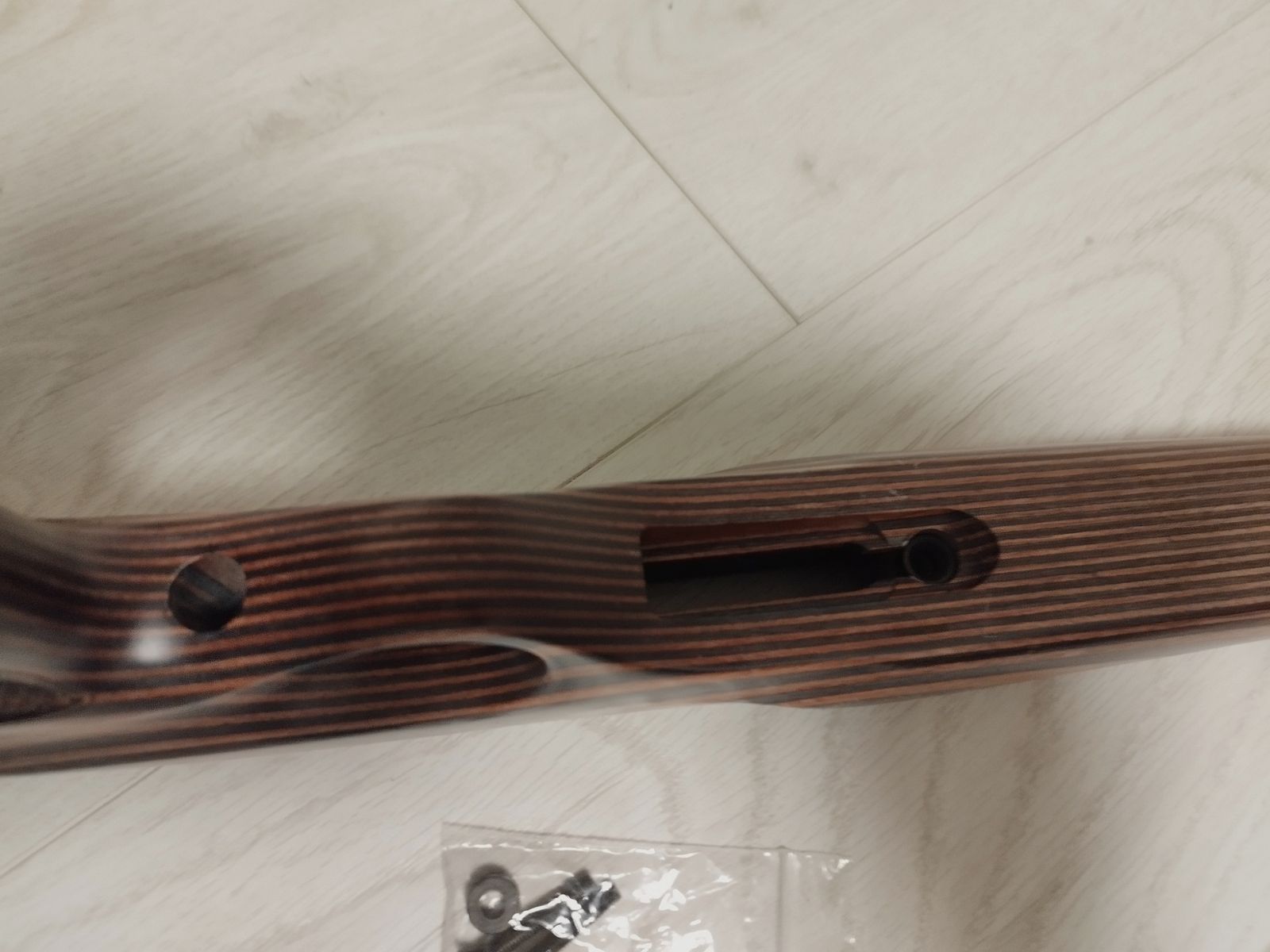 Original CZ457 Holzschaft Thumbhole con espaciadores modulares