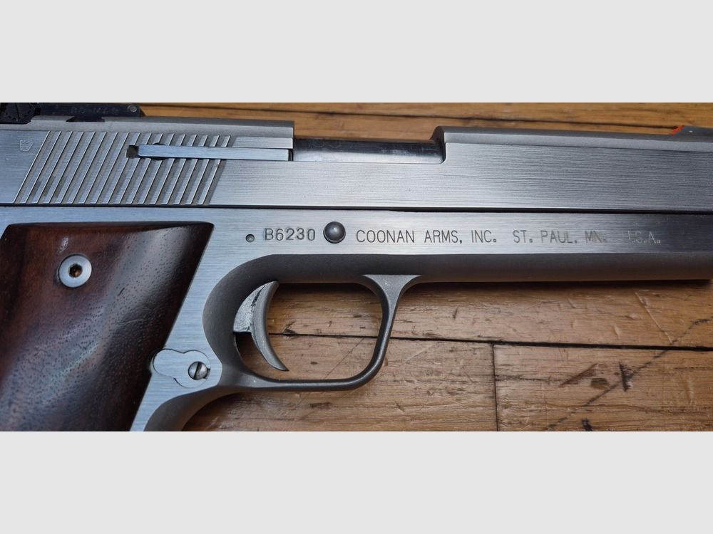 Eccezionale pistola Coonan « Classic » versione B – Rara semiautomatica in cal. 357 Mag – 7 colpi +1 – La migliore delle pistole in 357 Magnum – Arma di gran lunga superiore al Desert Eagle in questo calibro – Meno di 10.000 esemplari – Arma eccezionale fornita con 3 caricatori (!) – Fabbricazione in acciaio senza pari – Pezzo raro e molto ricercato – Condizioni quasi nuove! – TBE+/TBE++, immagine 7 di 27