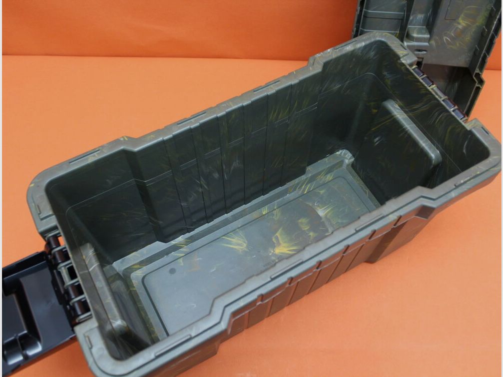 Plano Plano Shooters Case: Range-Box z uchwytem na broń z polimeru w kamuflażu zielonym