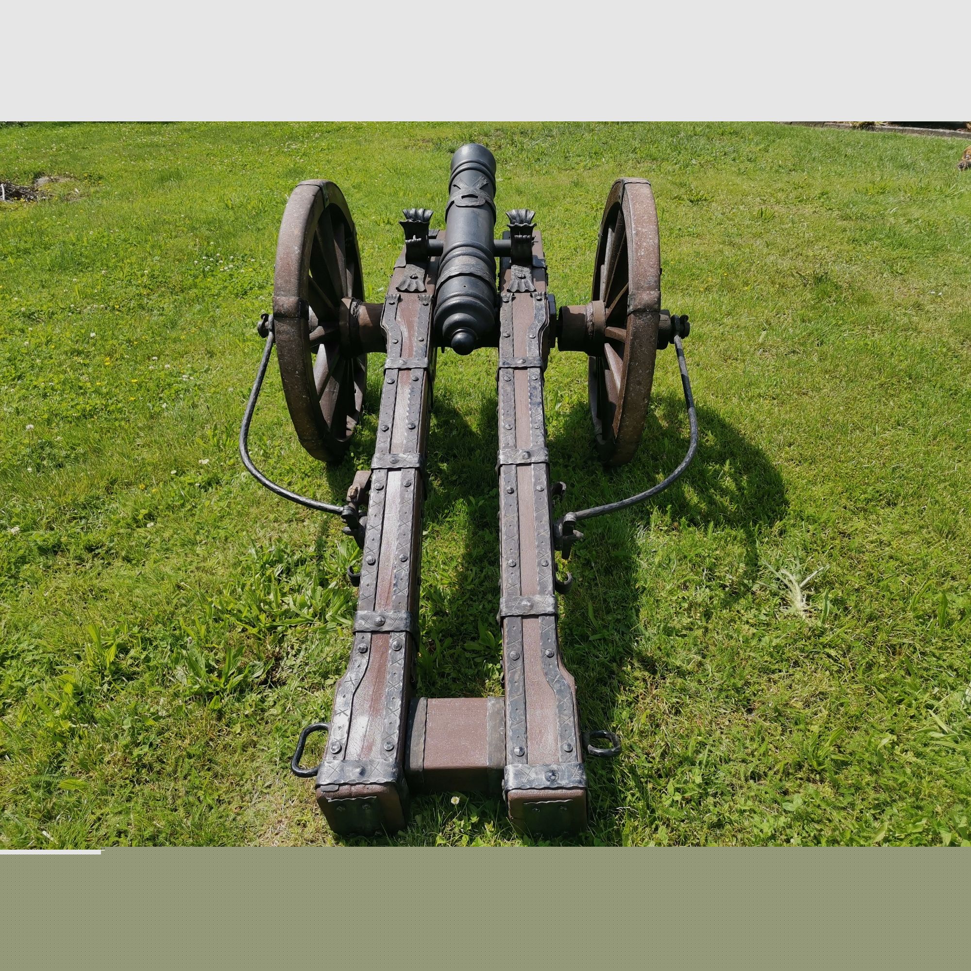 Grande canon XXL avec un artisanat de forge très élaboré et un nouveau canon à chargement par la bouche.