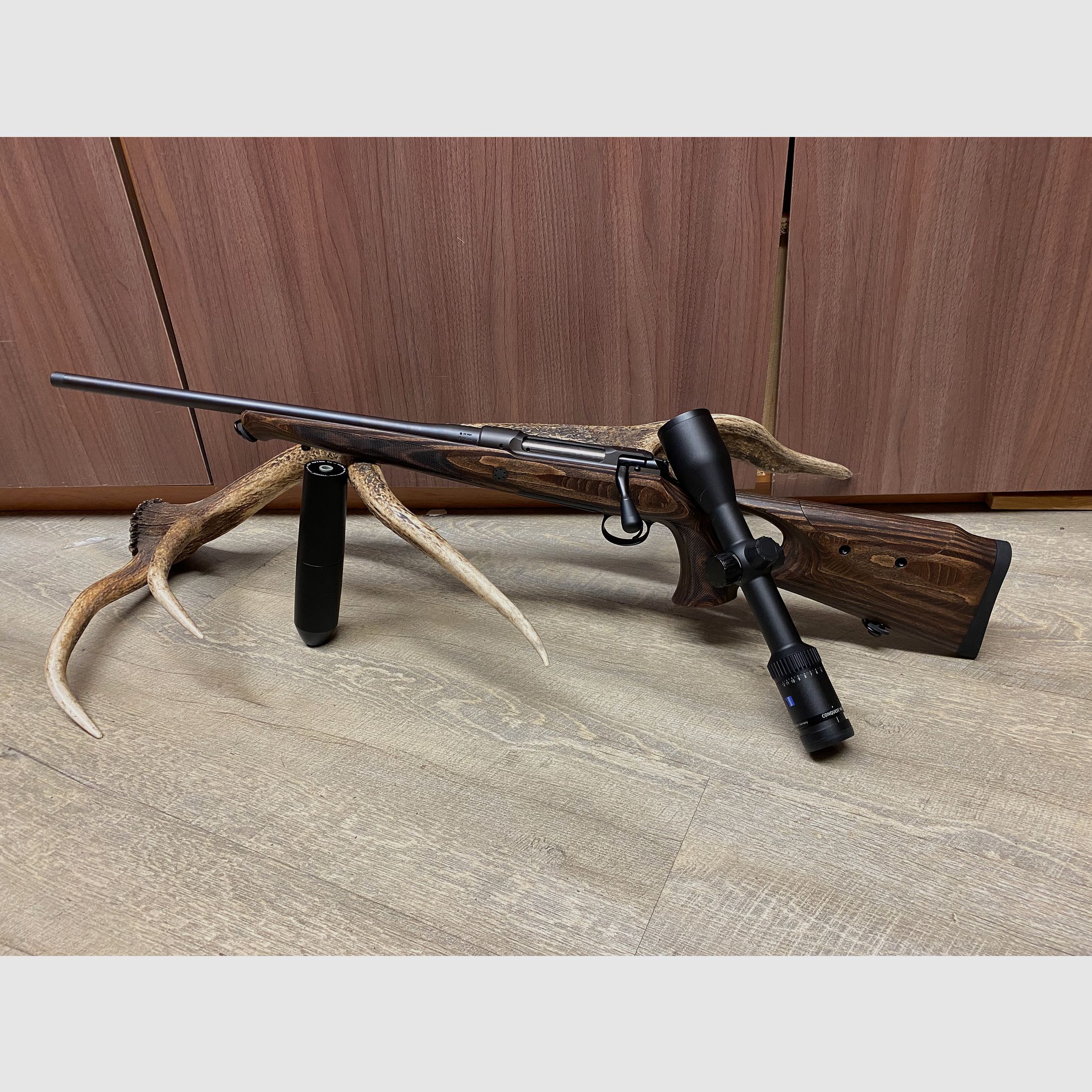 Sauer 101 GTI, links, mit Zeiss Conquest V6 2-12x50 M, mit Schiene