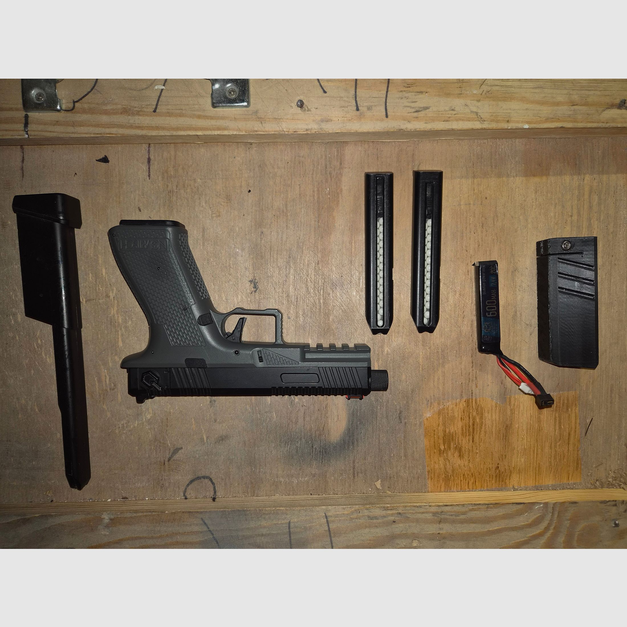 Novritsch SSE-18 mit Supressor und 3 Magazinen