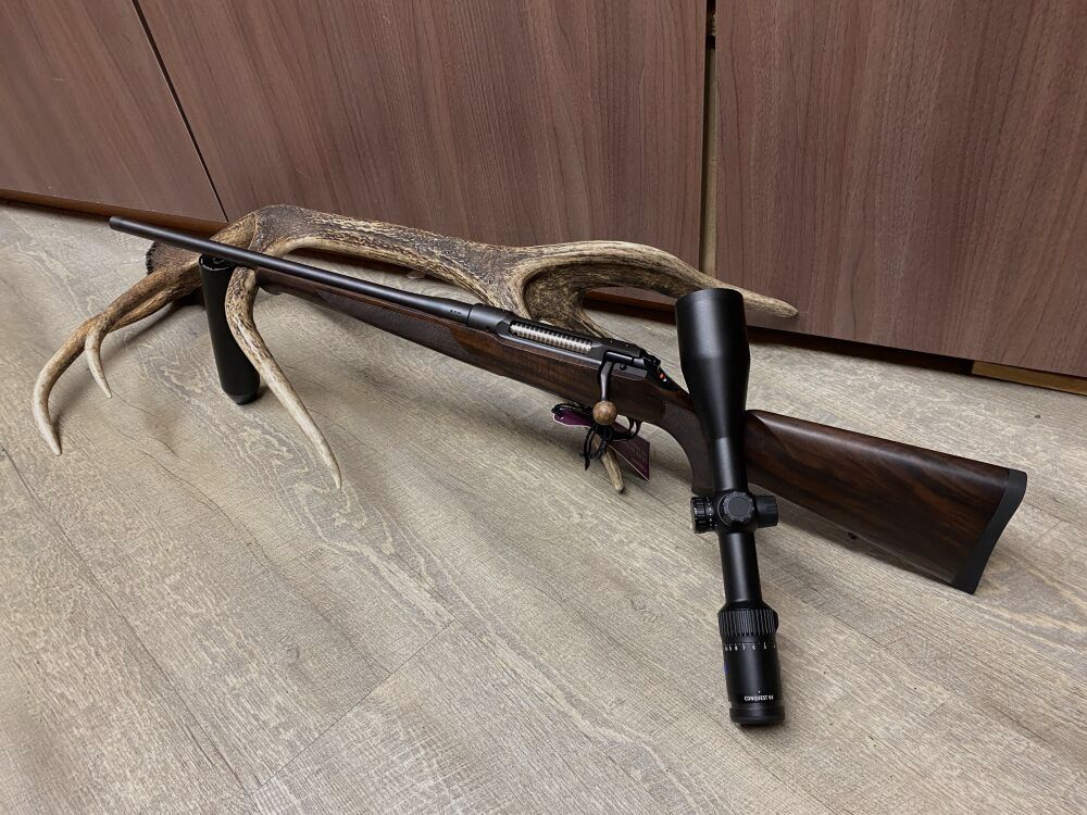Sauer 101 Artemis, links, mit Zeiss Conquest V4 3-12x56