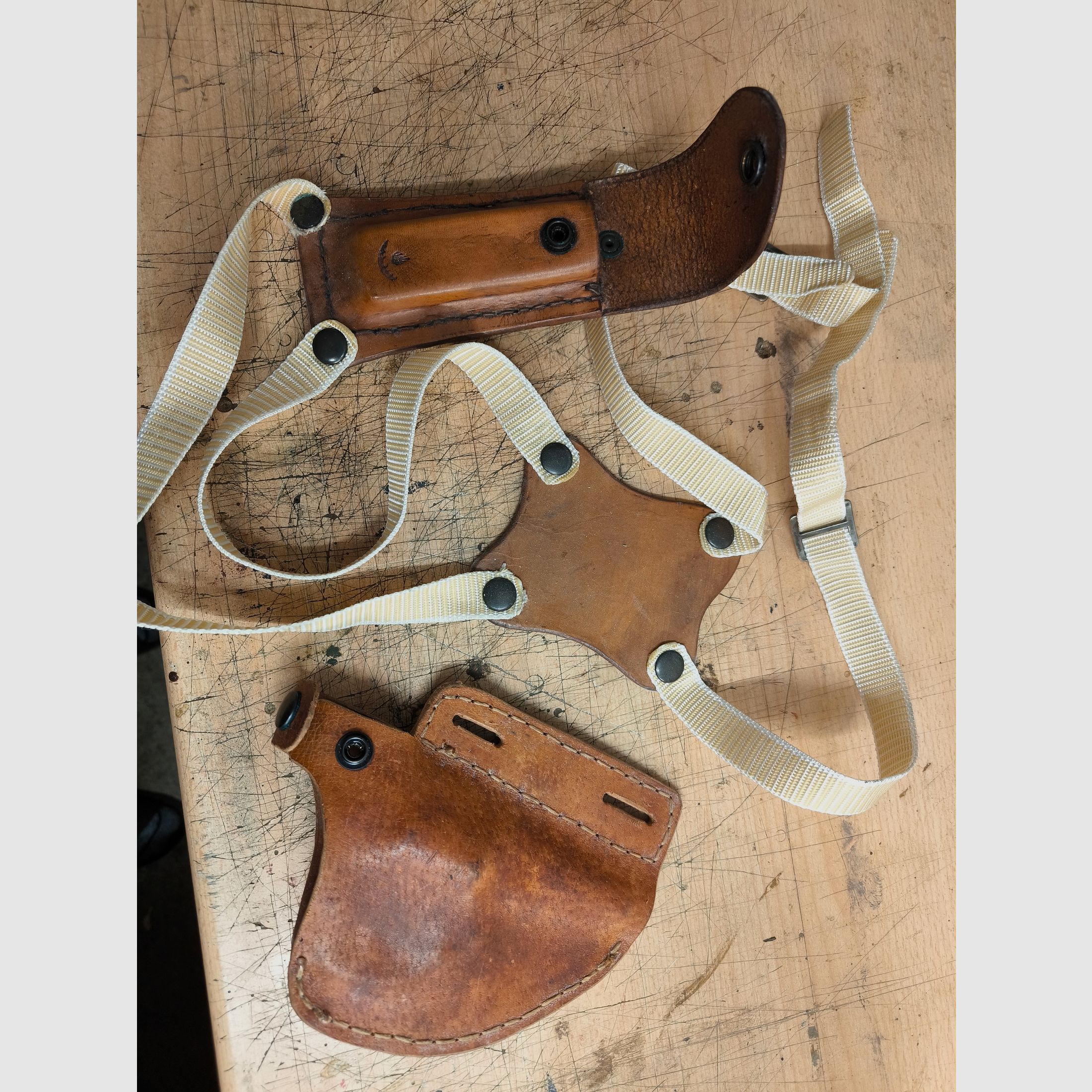 Funda de hombro con bolsillo para cargador de cuero hecho a mano