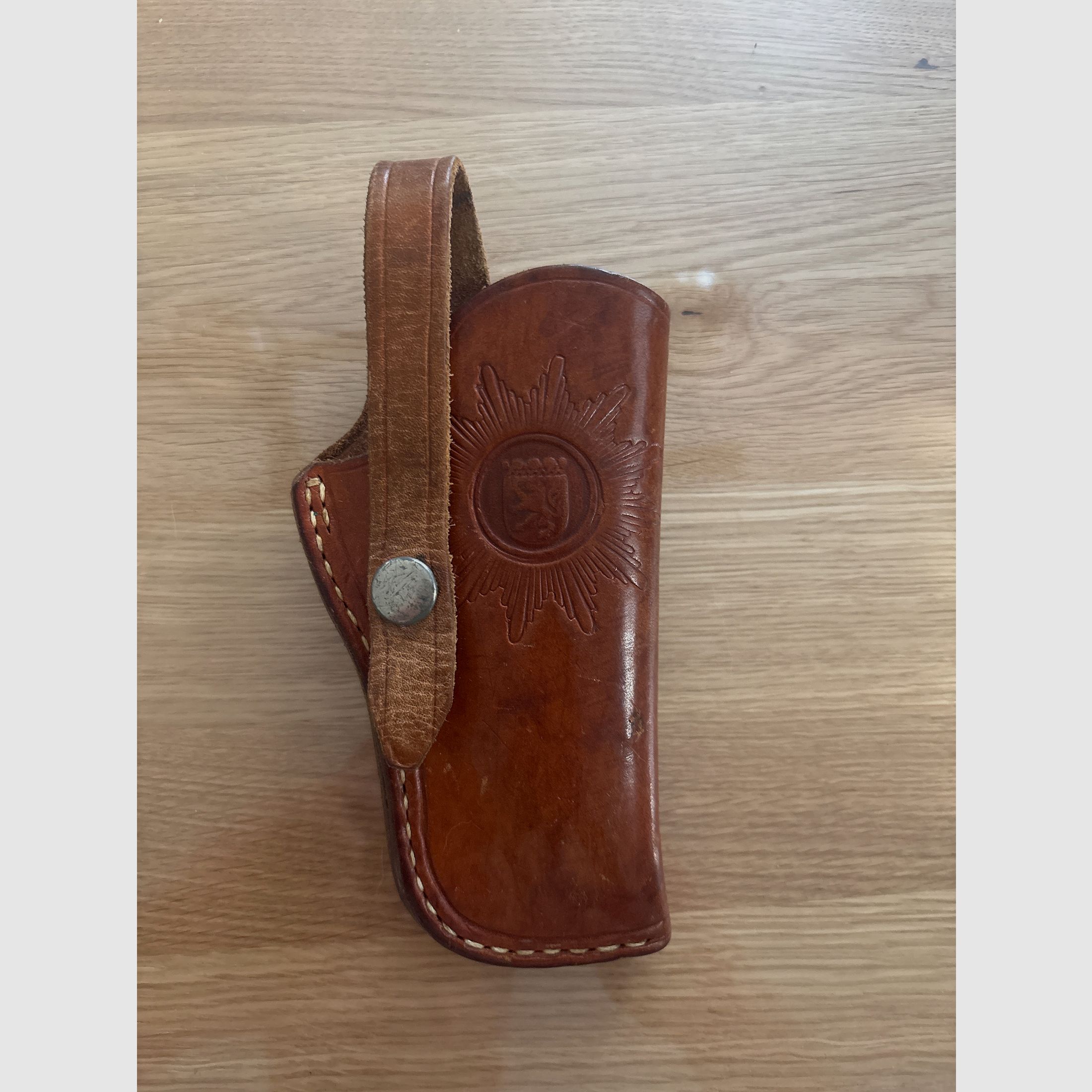 Verschiedene Holster aus Leder