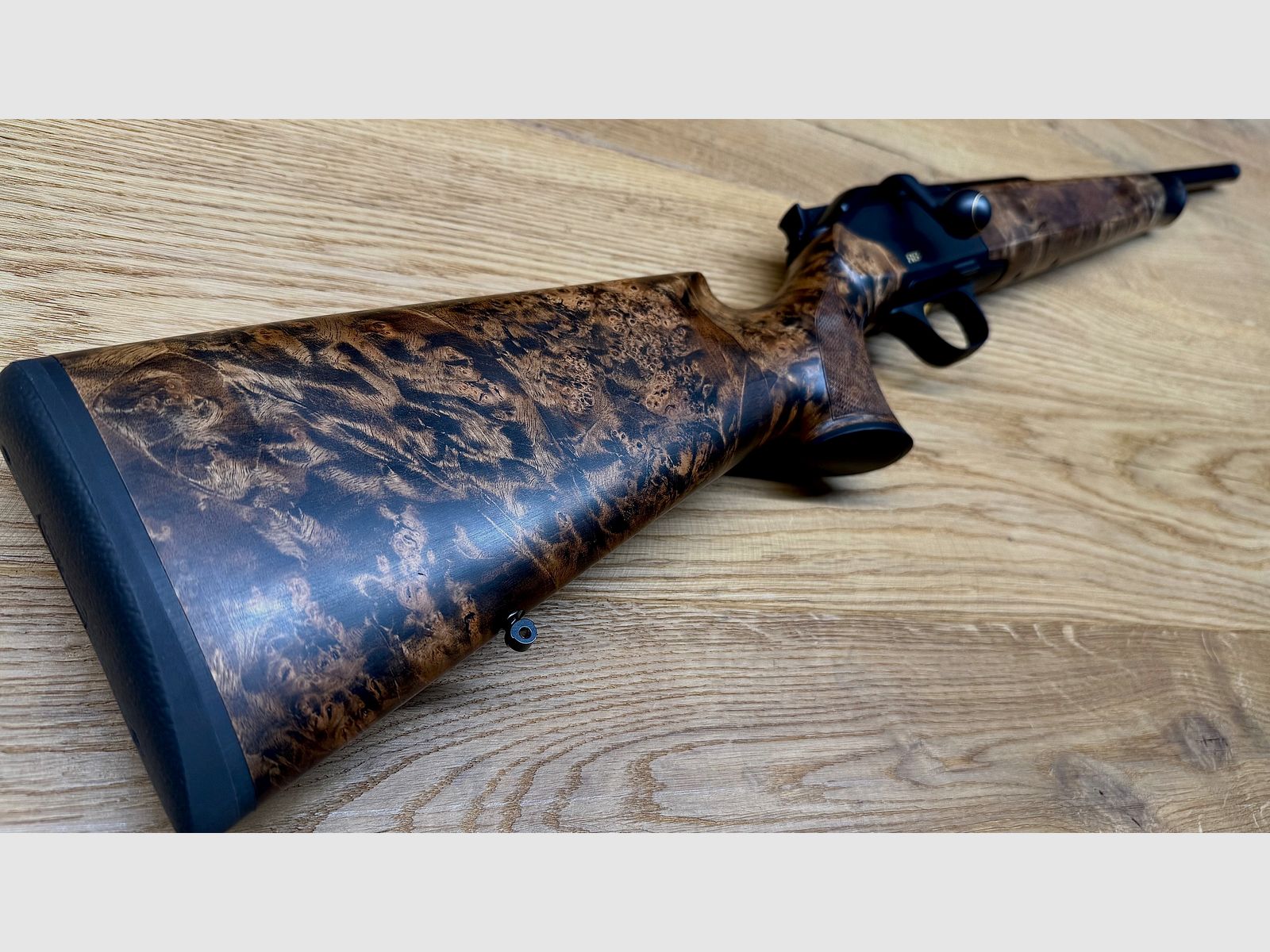 Blaser R8 Custom Schaftholz HK 9-10 / mit vielen Goldelementen / Standardkaliber nach Wahl / TRAUMWAFFE