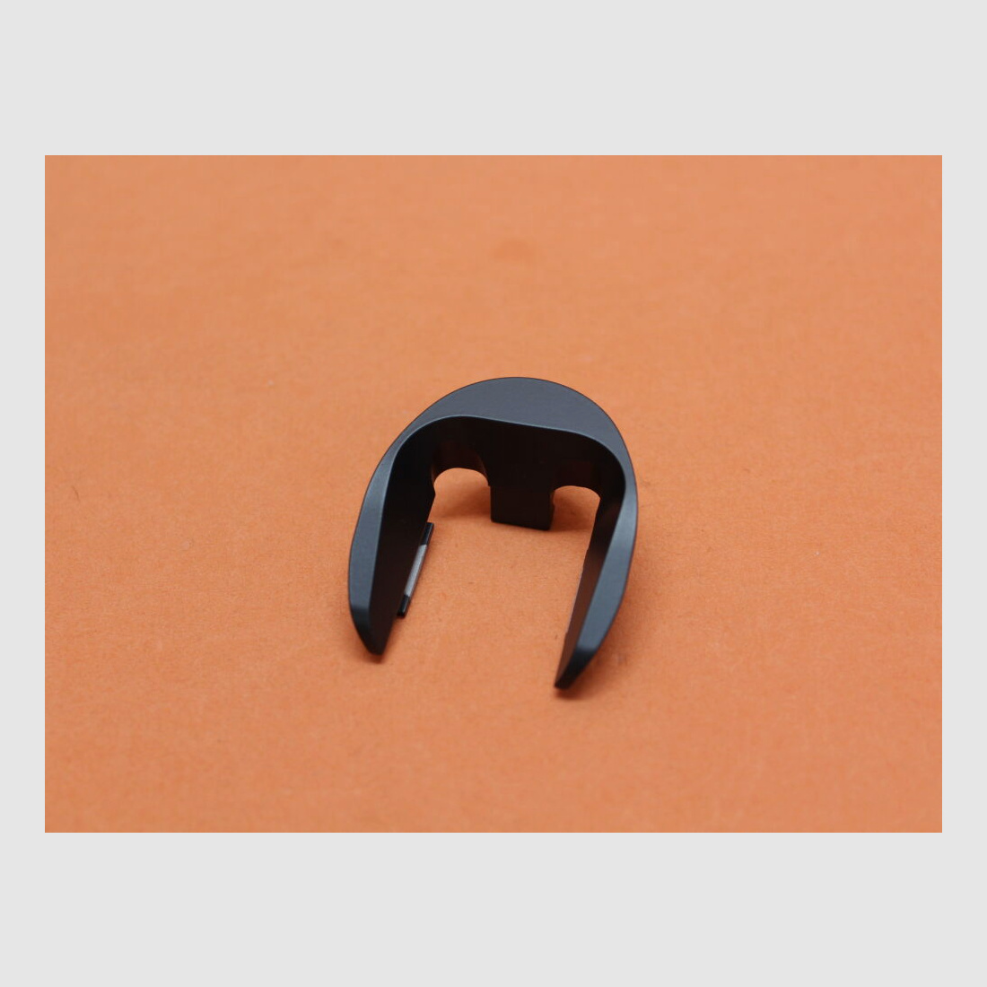 SIG Sauer SIG Sauer P226: SIG Sauer P226: Lejek magazynkowy (34226555) czarny aluminiowy i klamra (34226382) oksydowana