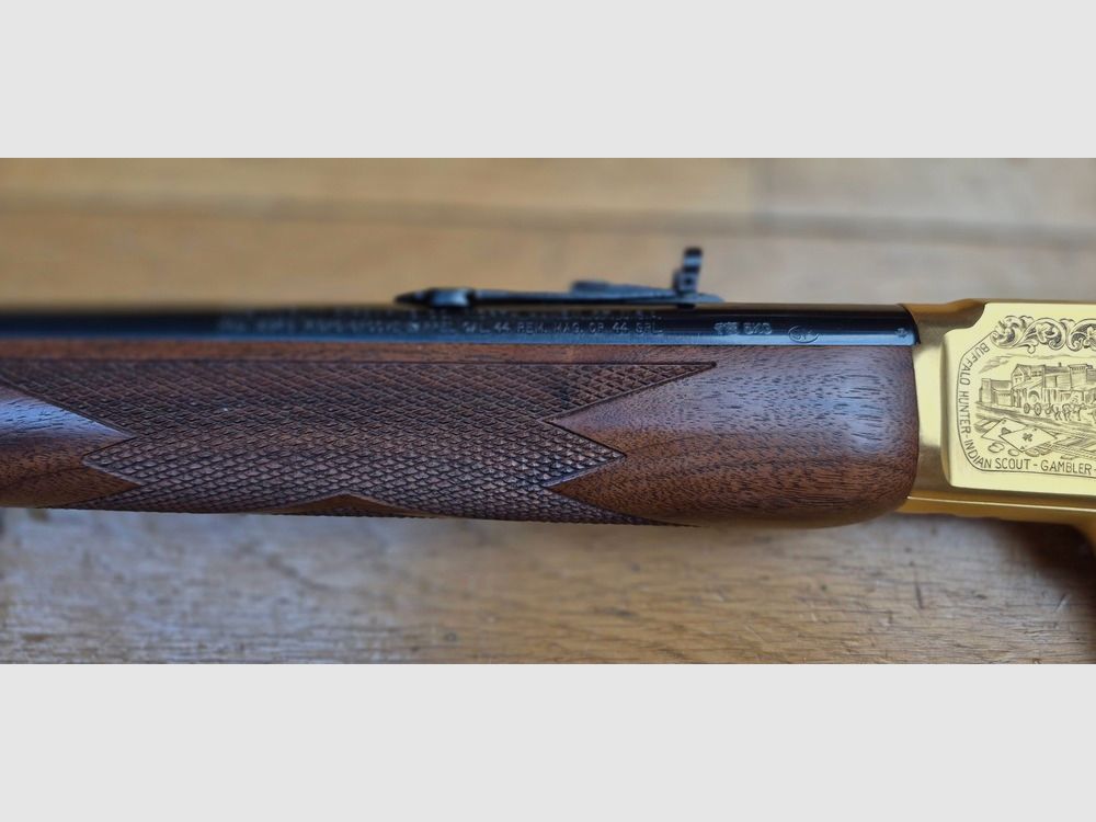 Prachtig onderhevelgeweer Marlin model 1894 S – Zeer zeldzame gedenkserie "Sheriff Bat Masterson" – Exemplaar 031 van slechts 500 geproduceerde – Vuurwapen uit 1994 – Stempel ‘JM’ voor Marlin door Marlin – Kal. .44 mag – 9+1 schoten – Superieur walnoothout met op maat gemaakte dempende kolf – Droommechaniek – Loop van 51 cm met prachtige Micro-grooves – Originele doos en documenten – Uitzonderlijk stuk in nieuwstaat – TBE+++, afbeelding 32 van 37