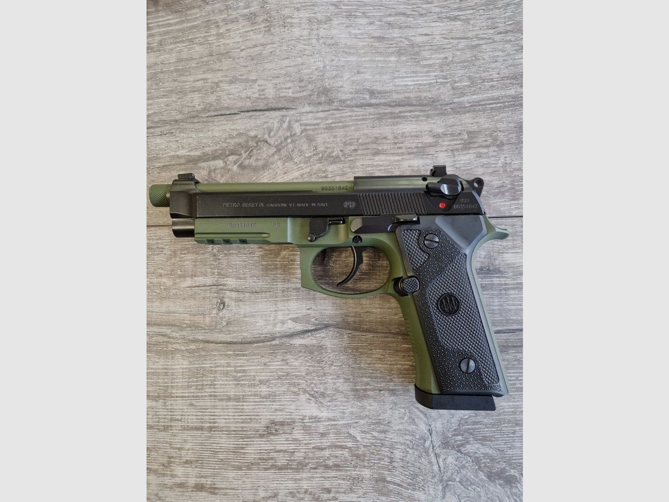 M9A3 Schwarz & Grün, Bild 1 von 2