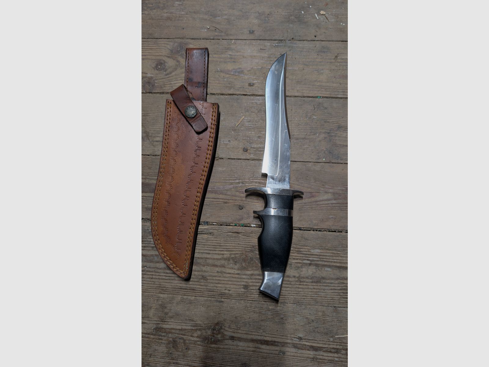 bowie knife made of D2 steel