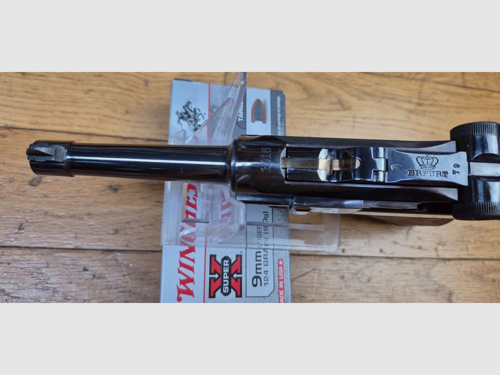 Wunderschöner und atypischer Luger P08 – Herstellung Erfurt 1916 – Waffe 100% einheitlich nummeriert – Wunderschöne professionelle Brünierung – Mechanik mehr als ausgezeichnet – Ästhetik hervorragend – Lauf ausgezeichnet, nahezu neu – Wunderschöner Luger, symbolisch für die Geschichte! – TBE++, Bild 9 von 25