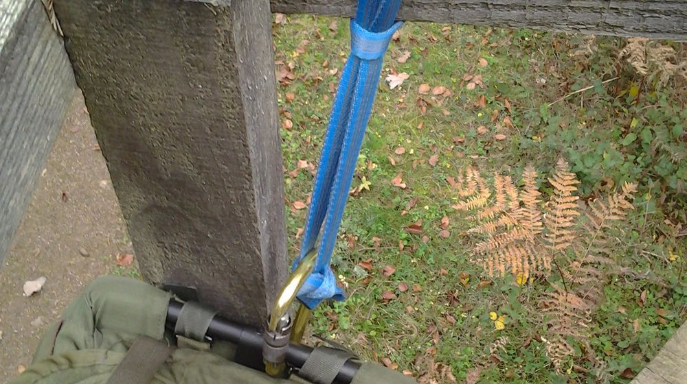 kleines Band mit großer Wirkung - Rucksack am Hochsitz verstauen