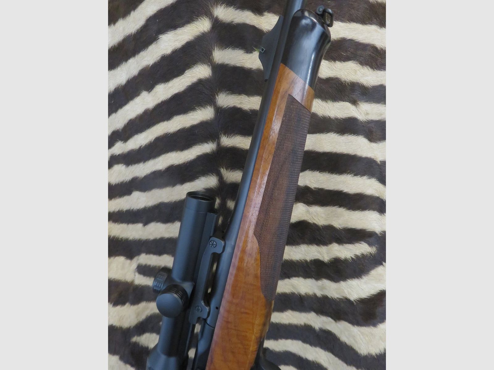 Fucile a ripetizione BLASER R8 Success Legno cal.300wm canna 65 cm – cannocchiale KAHLES Hélia 1-5x24i, immagine 3 di 11