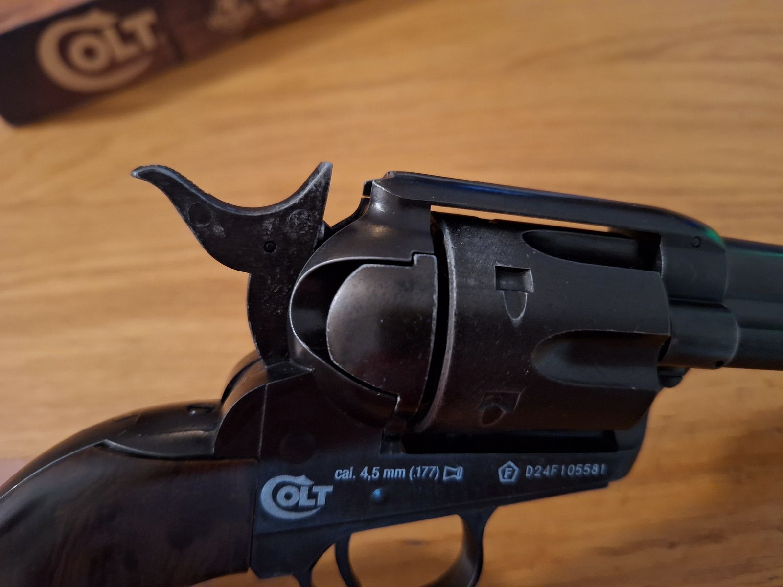 Colt Single Action Army (SAA) Co2 4,5 mm Diabolo gezogener Lauf realistisches Nachladen mit 22 Ladehülsen antik finish