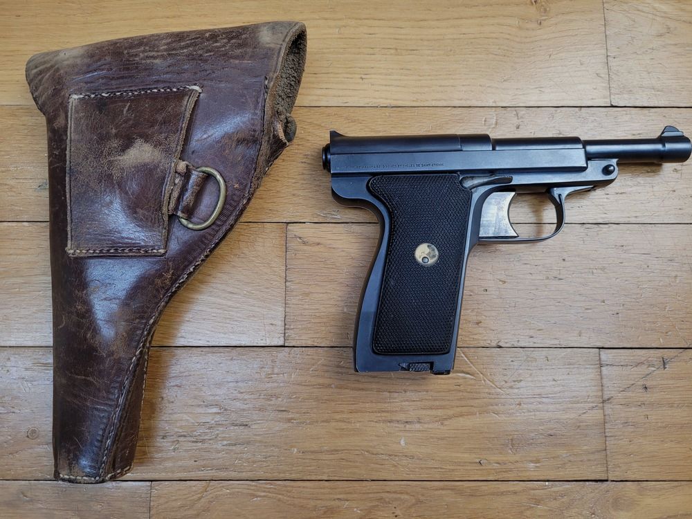 Martial und sehr seltener Pistol Le Français Typ Armee des ersten Typs – Weniger als 600 produzierte Waffen – Kal. 9 Browning Long – Art Déco Perle – Bemerkenswerte Ausführungen – Originale, steife Brünierung – Perfekte Griffschalen – Spiegelkanal – Sehr angenehmer Abzug – Ein echtes französisches Parabellum – Museumszustand!, Bild 3 von 26