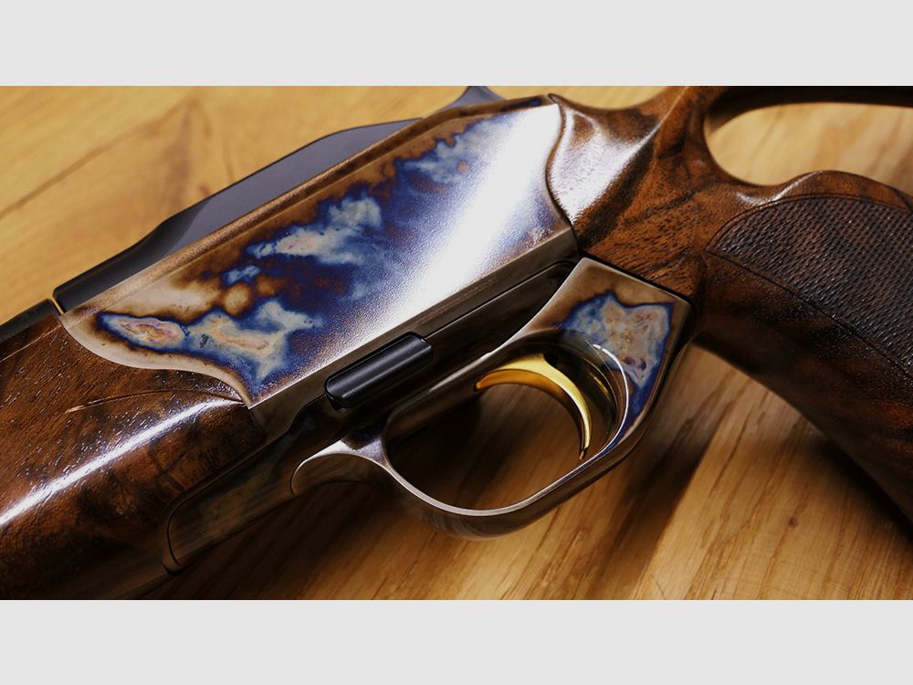 Blaser R8 mit Bunthärtung / Stahlsystem / kannelierter Lauf .308 / Stahlkugel gerändelt mit Blume und Goldlinie / goldener Verschlusskopf /  TRAUM AUS HOLZ & STAHL