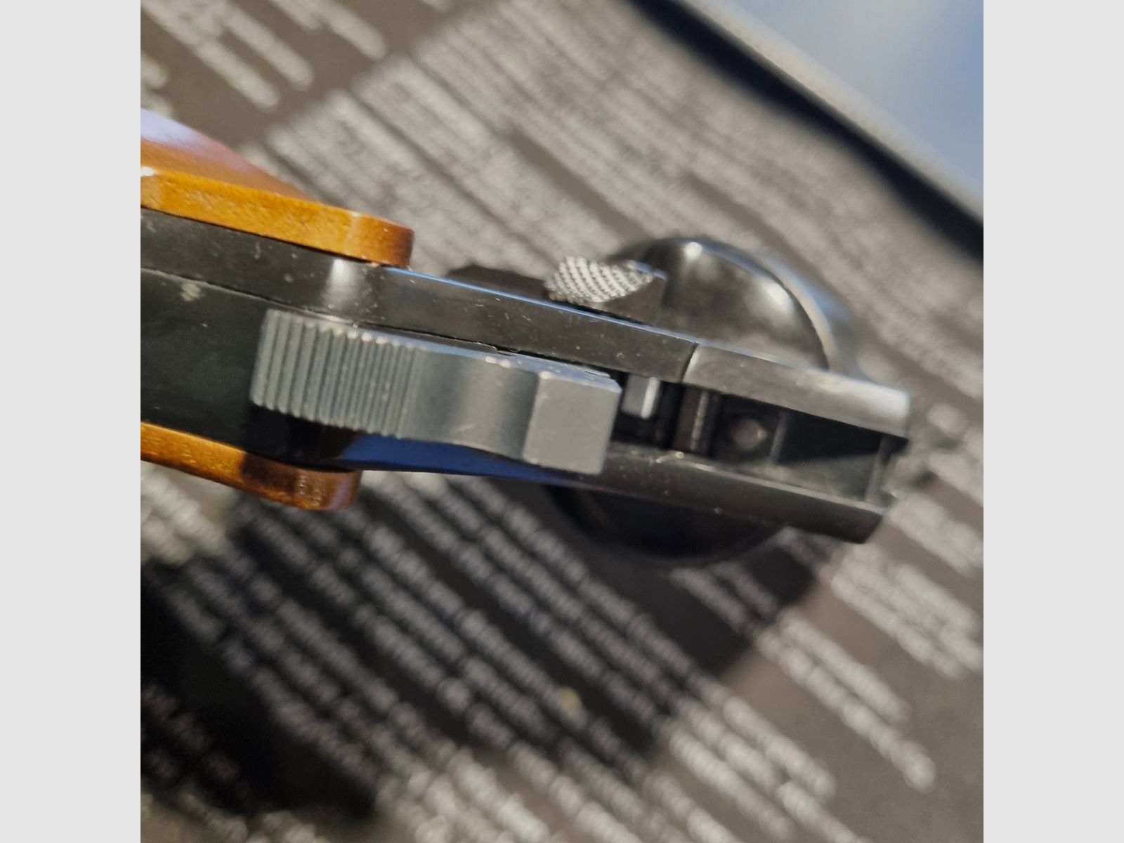 Smith & Wesson, Mod. Combat, 9mm, PTB 607 altes Modell, Holzgriffschalen, brüniert, zzgl. 50 Schuss