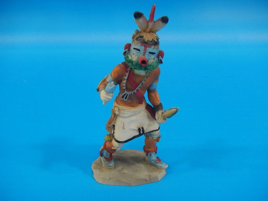 INDIAANSTATUE MET MASKER