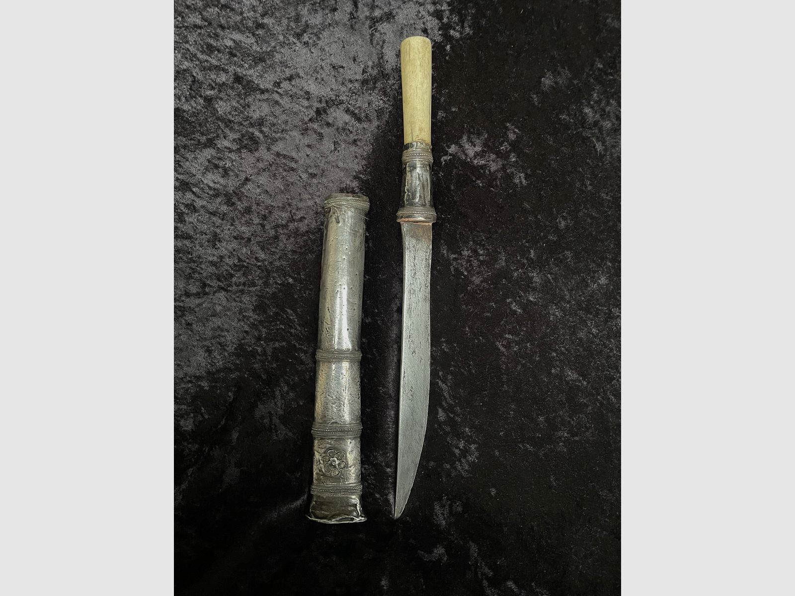 Antyczny srebrny nóż Dha – Myanmar (Birma) XIX w. – uchwyt z morskiej kości słoniowej/kości