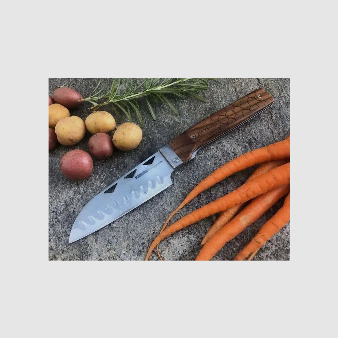 nCamp Elite Couteau de Préparation Alimentaire de Style Santoku (Lame en Damas/Poignée en Noyer) avec Étui en Cuir