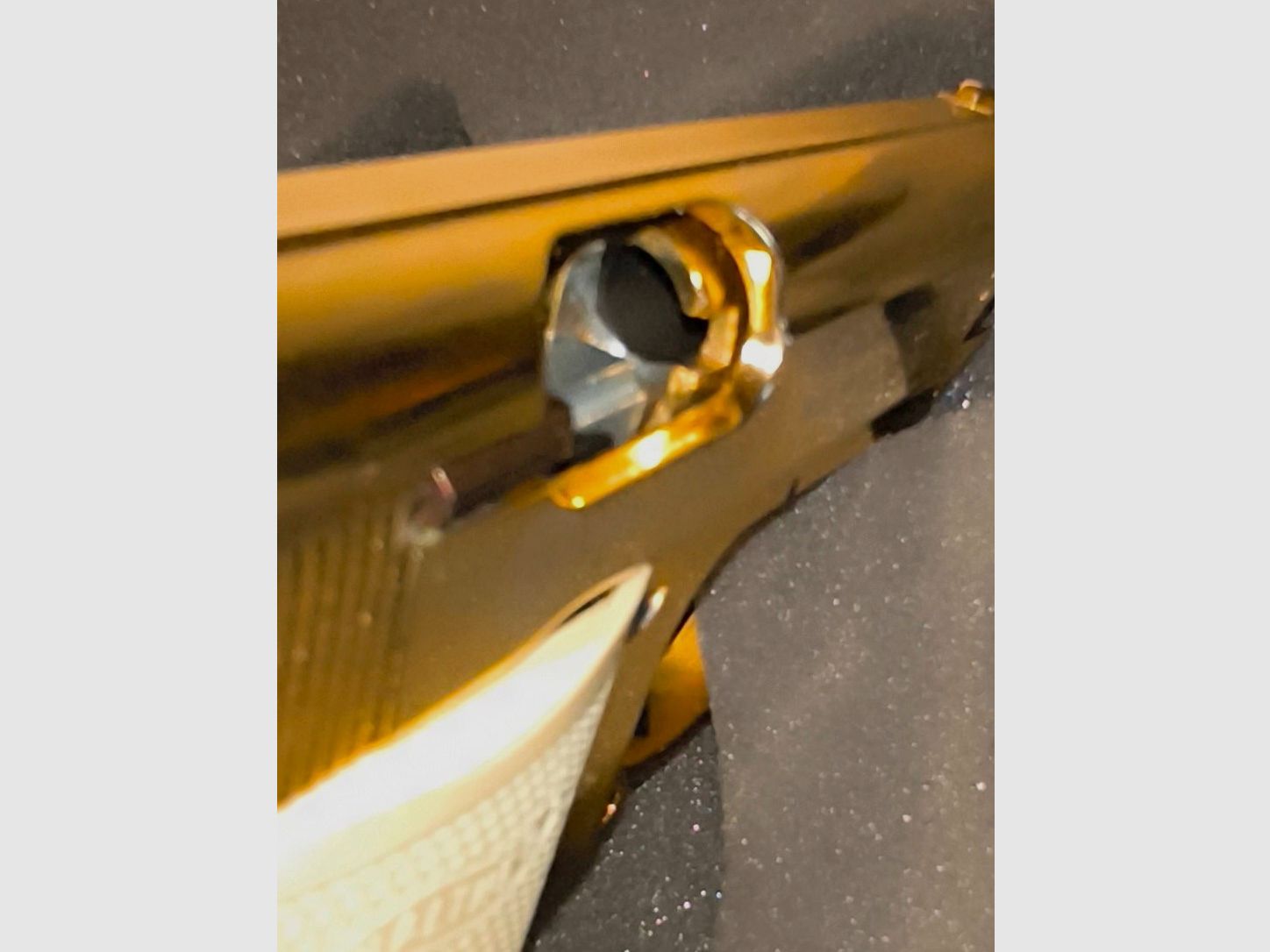 Preis VB!! ⚠️ Achtung James Bond Fans - Echte Rarität  - Vitrine Stück & Ungeschossen!!! Limitierte Sonderedition GoldenEye der 90er Jahre - Walther PP Gold mit Weißen Griffschalen & Zertifikat sowie VHS Kassette, sowie zusätzlichen Magazin mit Flachen Magazinboden,PTB Nr. 620, Absolut Neuwertig,Optisch sowie Funktionell in einem Tadellosen top Zustand & Ungeschossen!! ⚠️ Versandkosten Frei!!