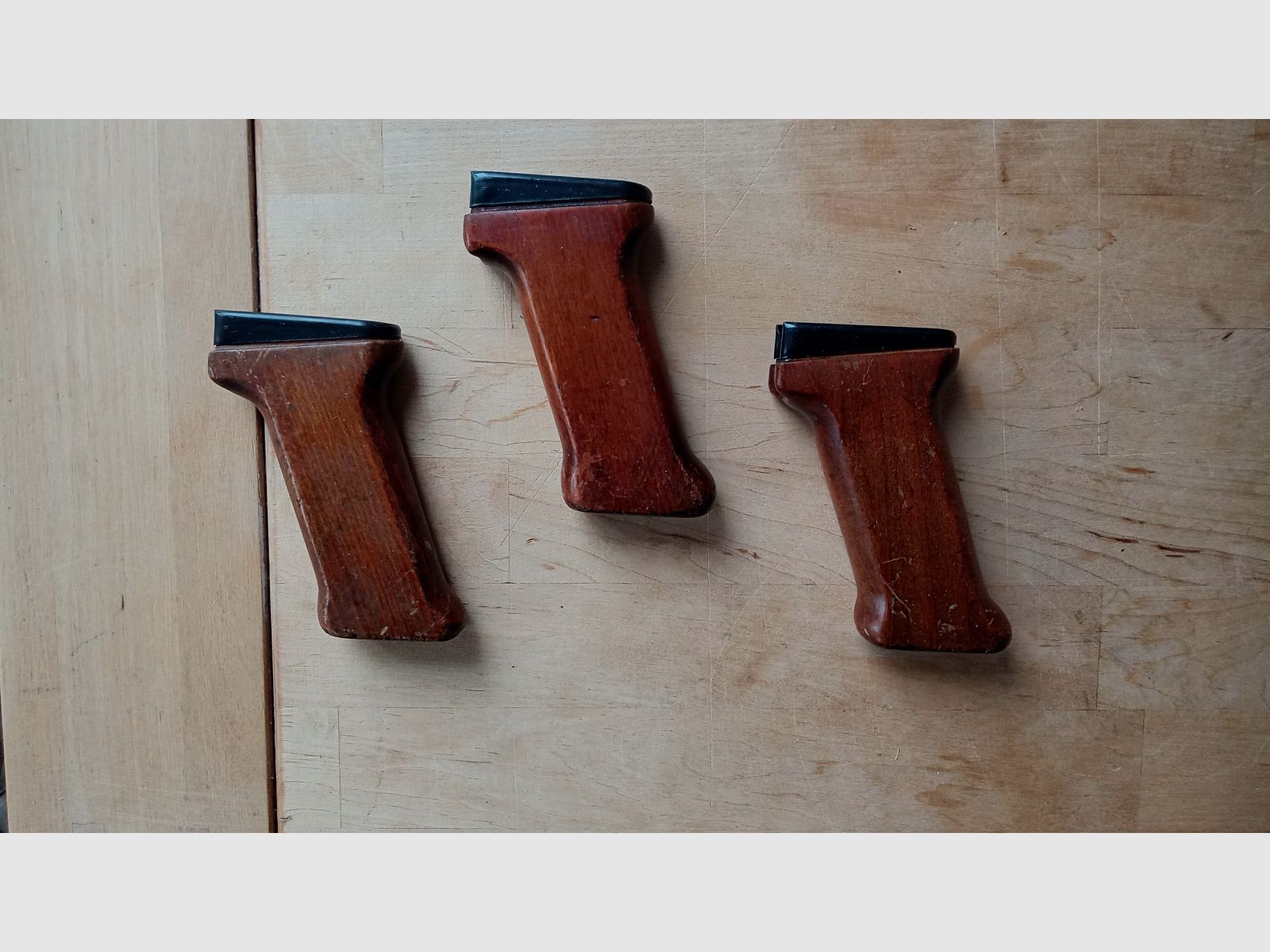 Original Ungarische AMD-63 Pistolengriffe aus Buchenholz inkl. Stahl Ferrule  // AMD 65 AK AKM Griff Buche Holz