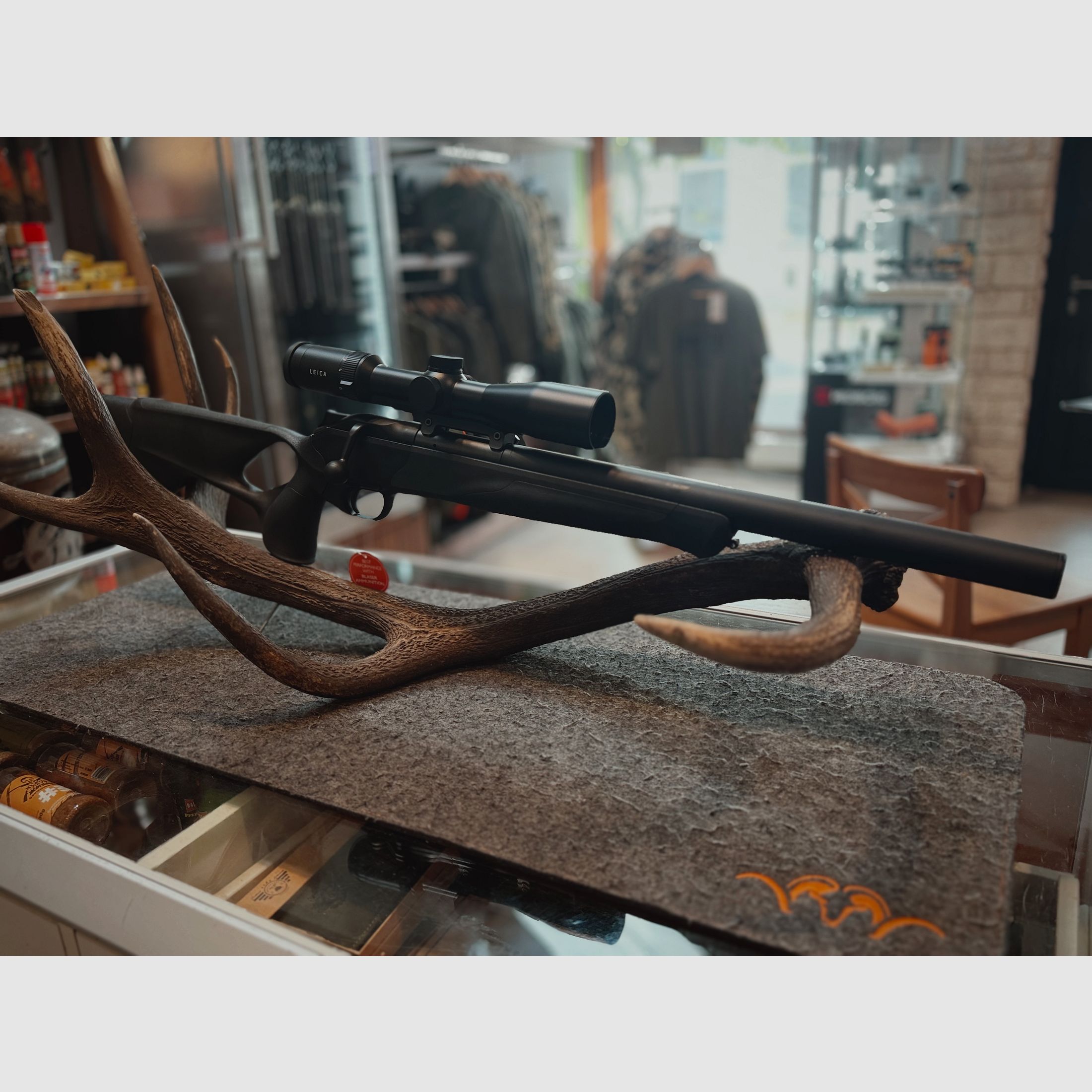 R8 Ultimate Silence .300BLACKOUT Black Edition incl. Leica Fortis 1.8-12X42 and saddle mount