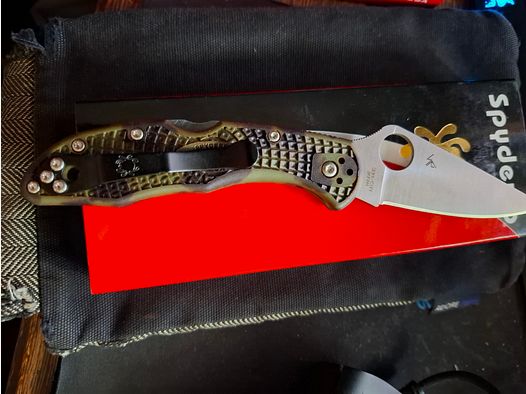 Spyderco DELICA 4 camo  in Top Zustand günstig abzugeben!