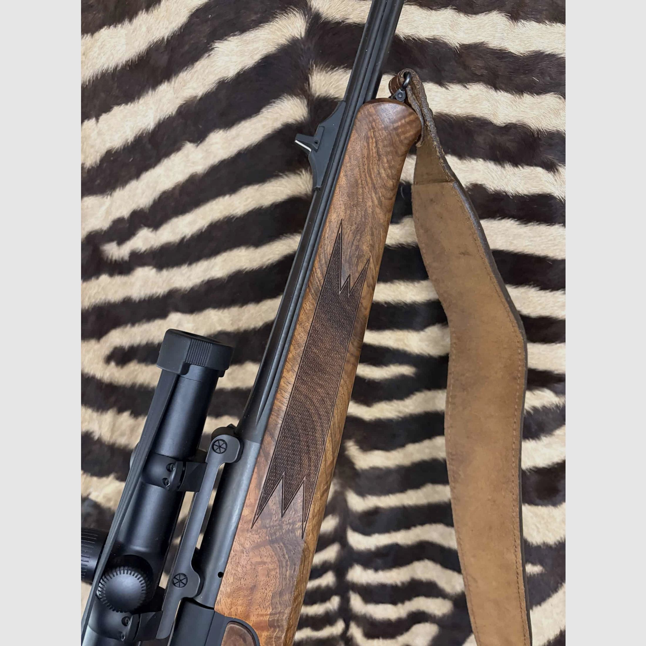 Repetierbüchse Blaser R93 Luxe Kal.300wm – ca.65cm geflutet – Z6i 1-6×24, Bild 7 von 11