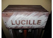 El bate de béisbol Lucille de The Walking Dead Negan en caja de madera