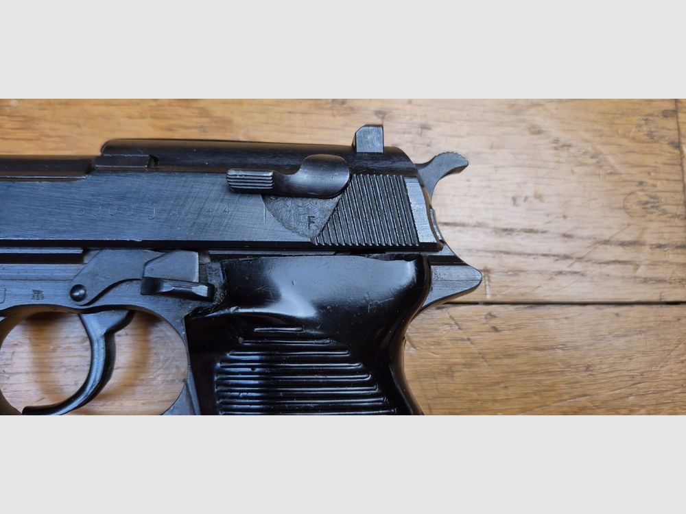 Sehr schöner Walther P38 Pistol – Herstellung Walther Zella Mehlis im Code AC – Waffe von Oktober 1944 – Originalbrünierung zu 99,5% – Einwandfreie Mechanik – Schöner Spiegel-Lauf – 100% Originalteile – Mononummer bis auf Magazin – Ausgezeichneter Zustand – TBE++, Bild 5 von 27