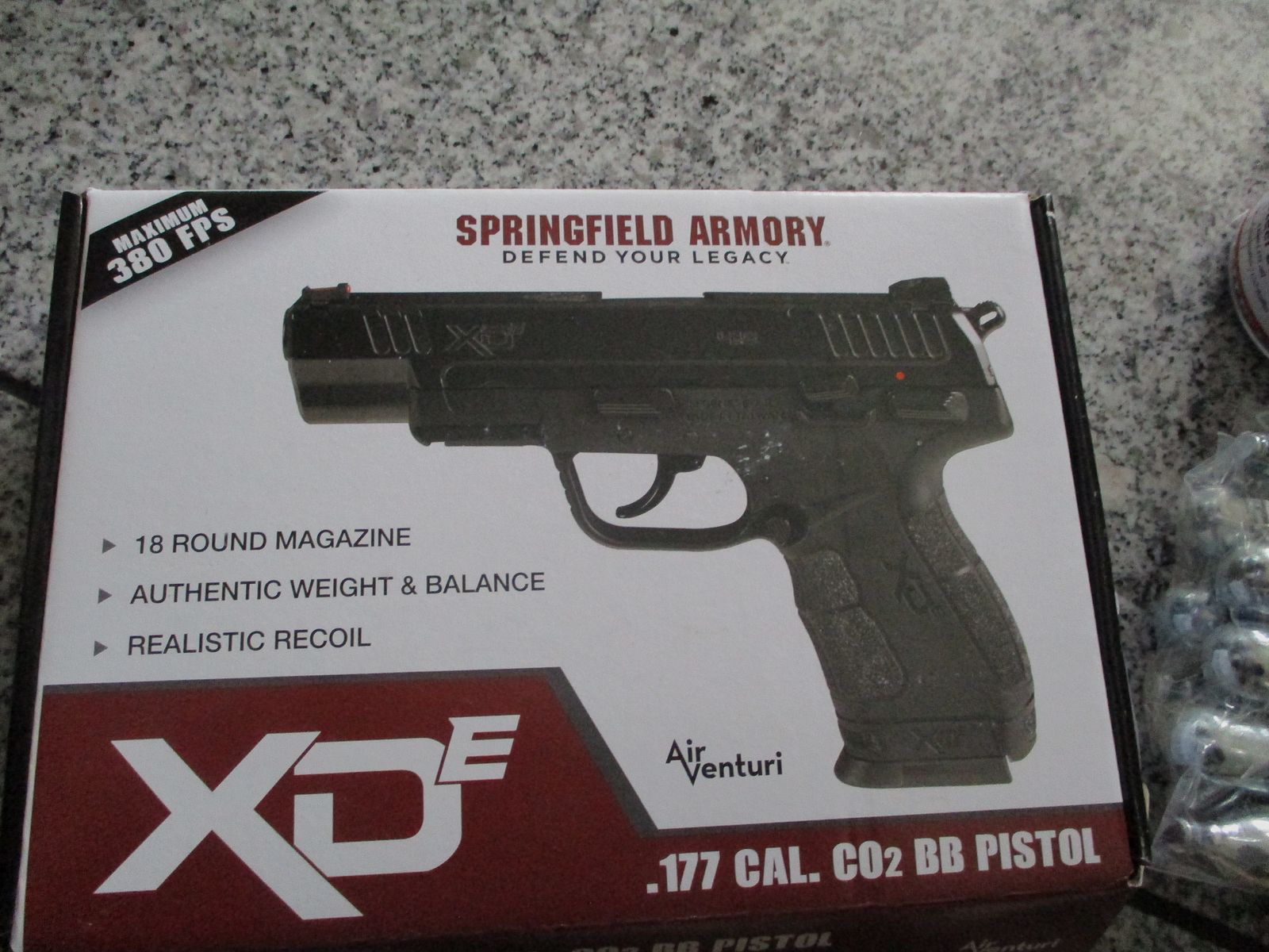 Springfield XDE 4,5 mm BB Co2-Pistole  +  2x 1500 BB  +  18 Umarex 12g Kapseln  +  Wandbrett  NEU