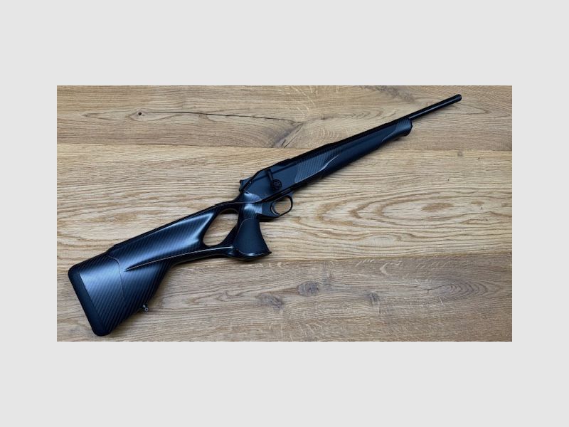Blaser R8 Carbon / Elastomer / Atzl-Abzug / gekürzter Lauf / Mündungsgewinde / Logo schwarz glänzend / Vorderschaftabschluss carboniert