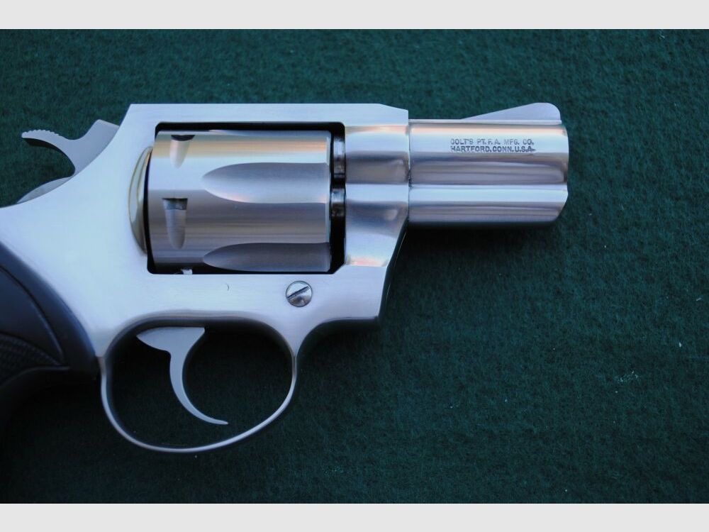 Colt Detective II, 2"LL, Acier inoxydable poli brillant, poignée en caoutchouc Colt