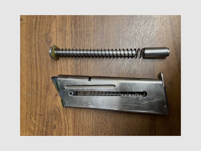 Pistola rara Coonan .357 Mag. e con la possibilità di sparare cartucce nel calibro .38 Spec.