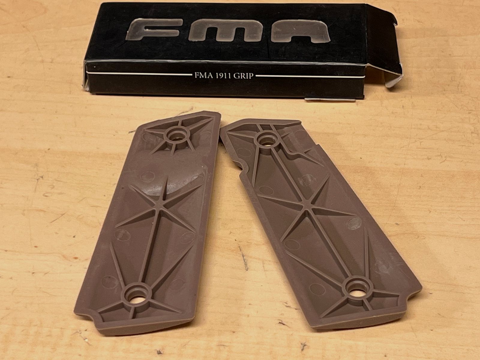Okłady chwytowe FMA do 1911 Airsoft P.A.K. i oryginalnych modeli z polimeru Dark Earth