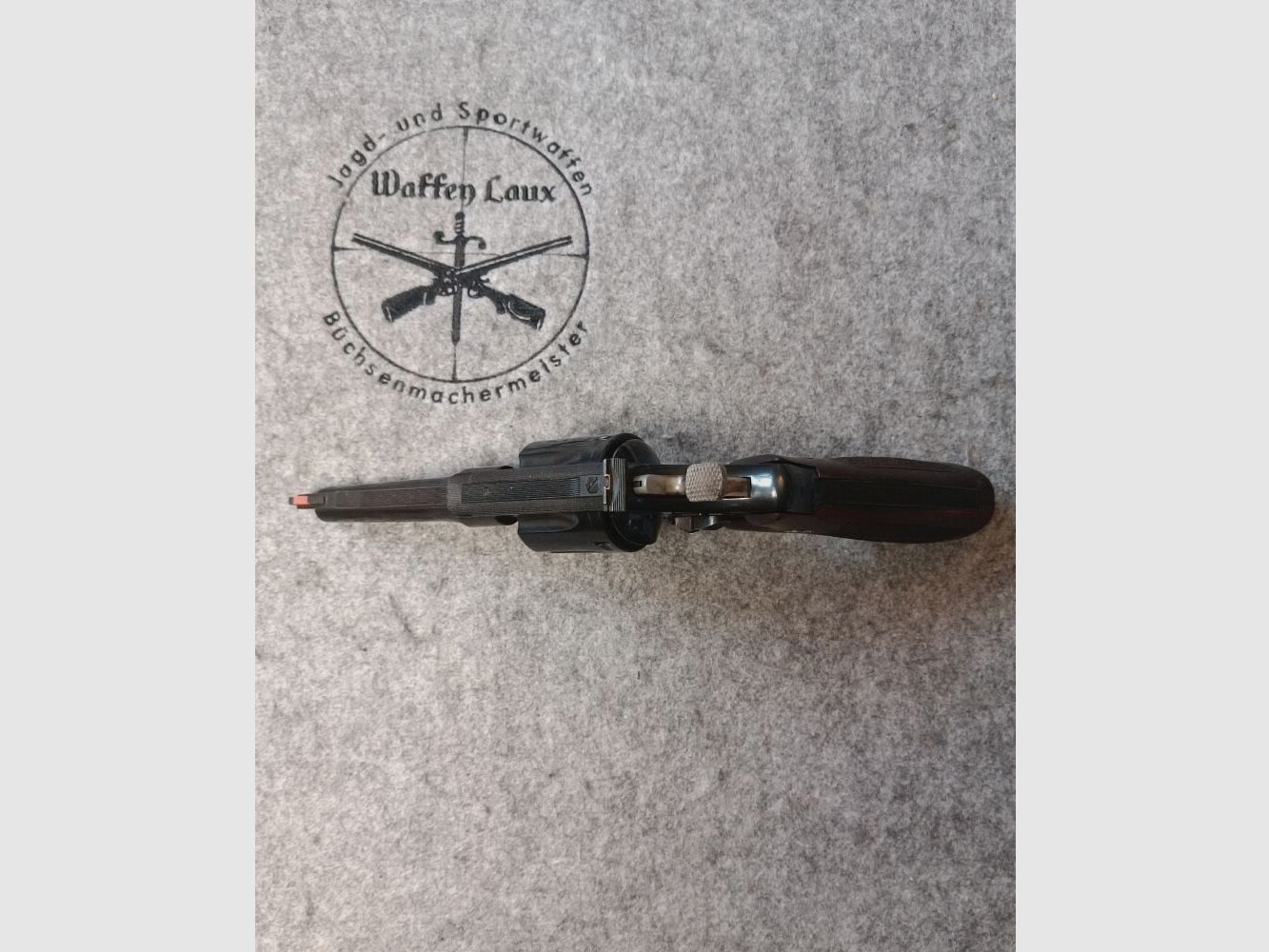 Smith & Wesson Mod. 27-3 Brüniert mit punzierten Holzgriffschalen