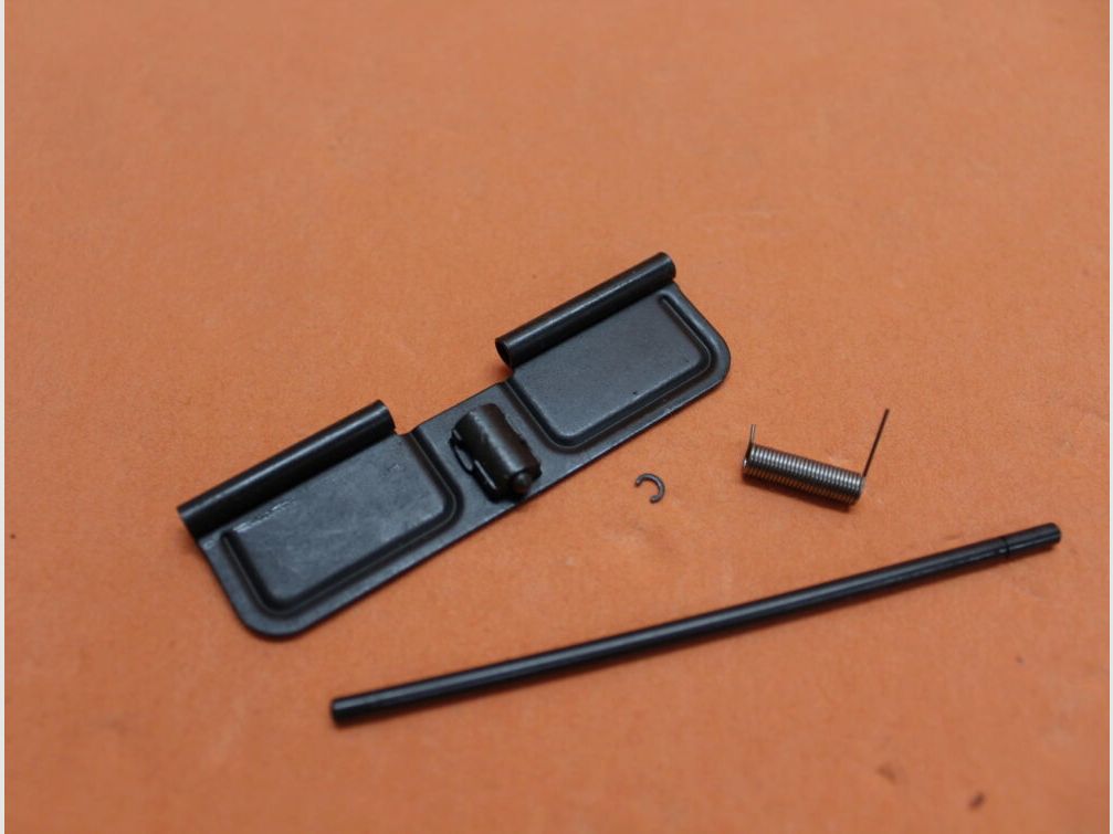 DPMS AR-15: Assemblaggio del coperchio della porta di espulsione DPMS Coperchio per finestra di espulsione (gruppo completo), immagine 2 di 3