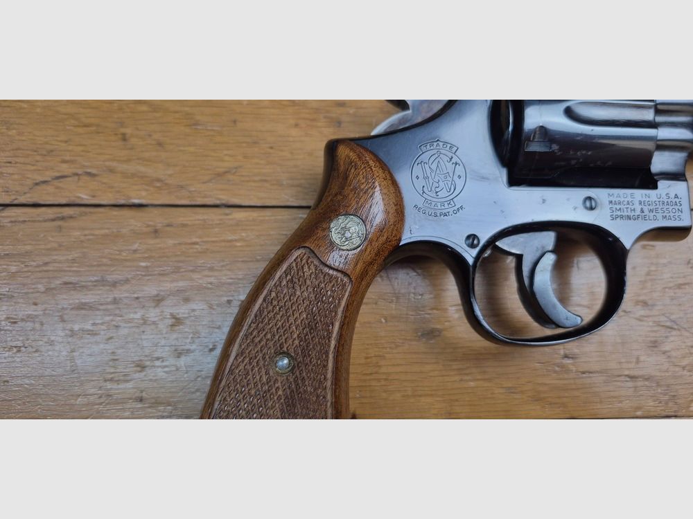 Wunderschöner Revolver Smith&Wesson K38 „Masterpiece“ oder Smith 14-4 nach 1957 – Kal. .38 SP – Waffe von 1977 – Das Modell „Target“ in 38. des Military and Police von 1905! – 80 Jahre verdienten Erfolgs – Zweites Set Pachmayr-Griffschalen – Originalverpackung mit Nummer – Zustand nahezu neu! – TBE/TBE+, Bild 4 von 22