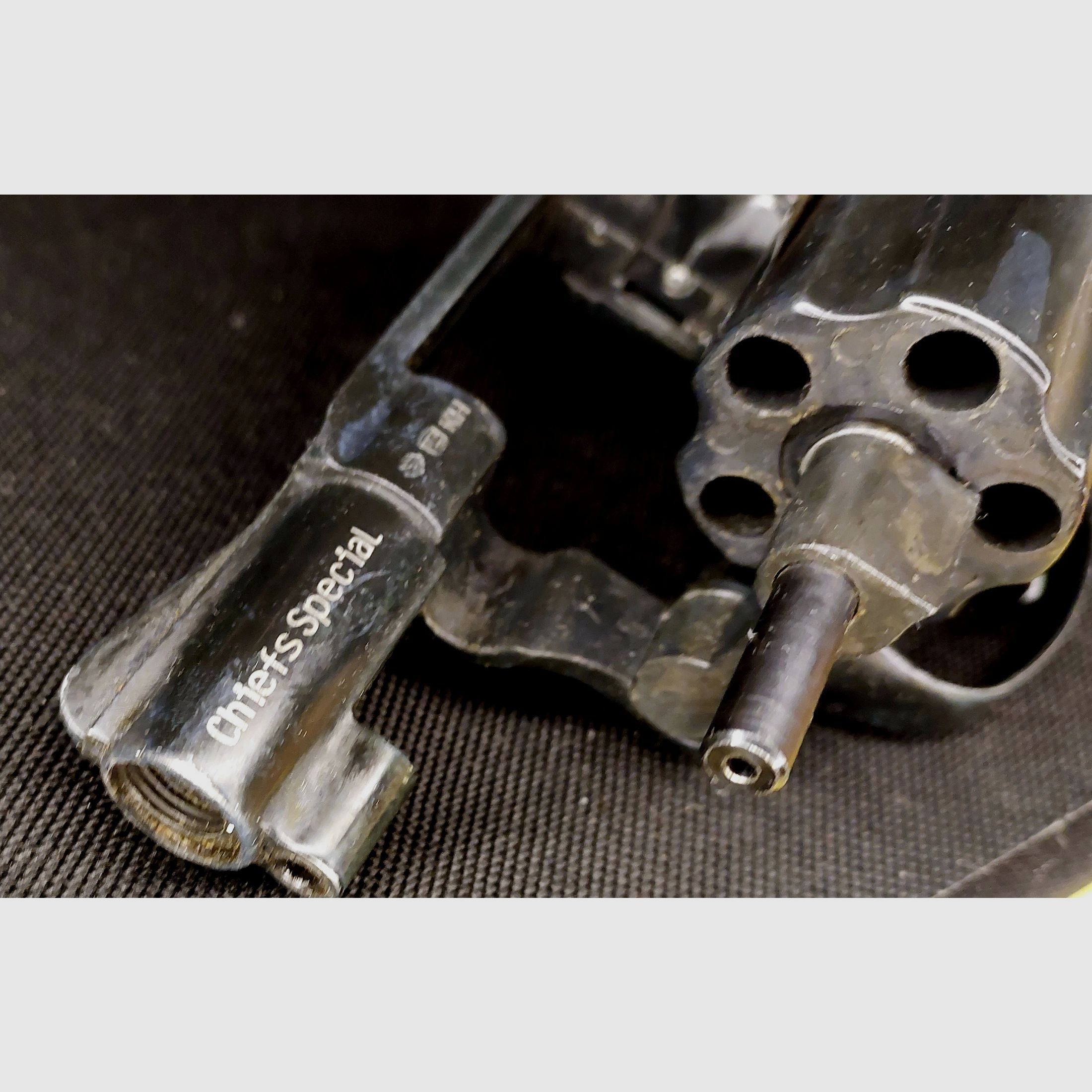 Smith & Wesson Chiefs Special revolver a salve calibro 9mm R.K. brunito (PTB 794) con impugnature in legno