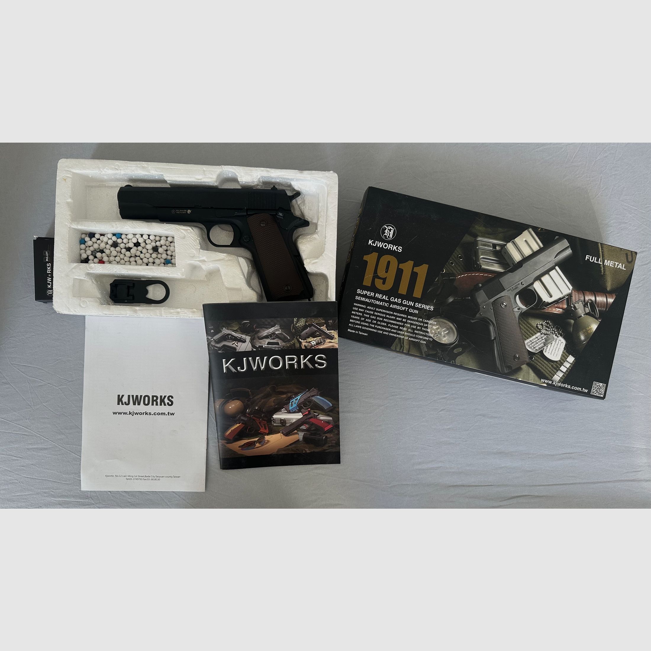 Unico KJWorks Colt 1911 Airsoft 6mm BB in metallo pieno, realizzato in scala conforme all'originale. Spedizione inclusa!