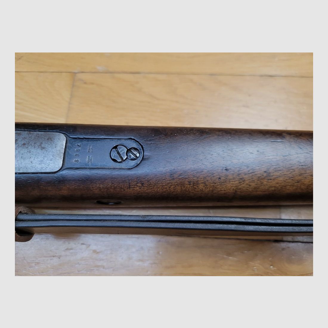 Sehr schöne K98 Gewehr aus der Frühzeit des III. Reichs – Rarissime Zuweisung Kriegsmarine Ostsee – Herstellung S/42 Mauser von 1938 – fast monomatrikulär – Wunderschöne Stempel und gut lesbare Punzen – Einwandfreie Mechanik – Sehr guter Lauf – Originaler Riemen – Sehr schöne, seltene Waffe in TTBE, Bild 14 von 37