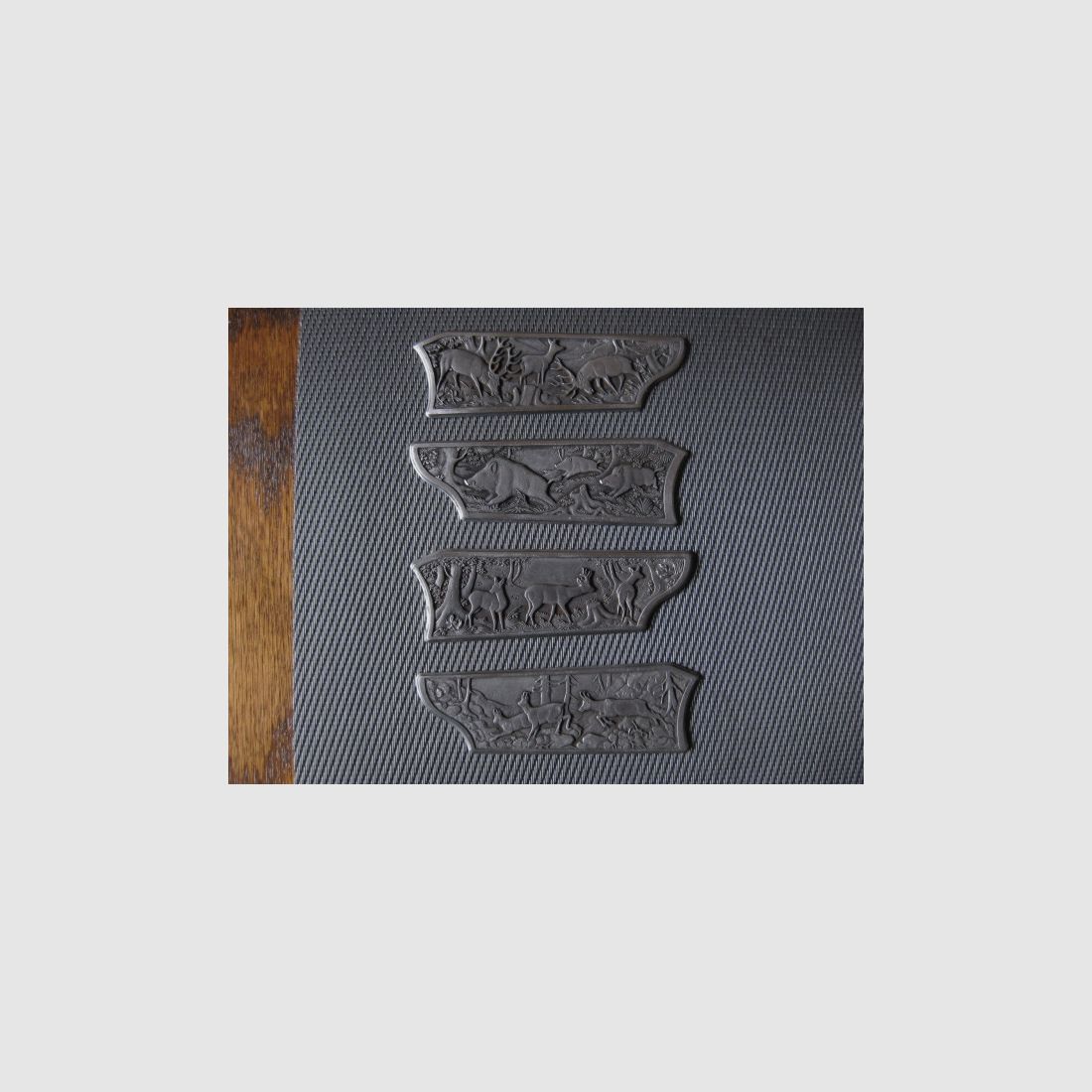 Exklusivangebot zur Blaser R93 - Aufwertung !! TOP Gravur-Seitenplatten aus einer Silberlegierung mit Wildmotiven NICHT NUR für R93 ! Oder wie wäre es mit Pistolengriff-Käppchen für fast alle Waffentypen ? Ansehen lohnt sich, garantiert !