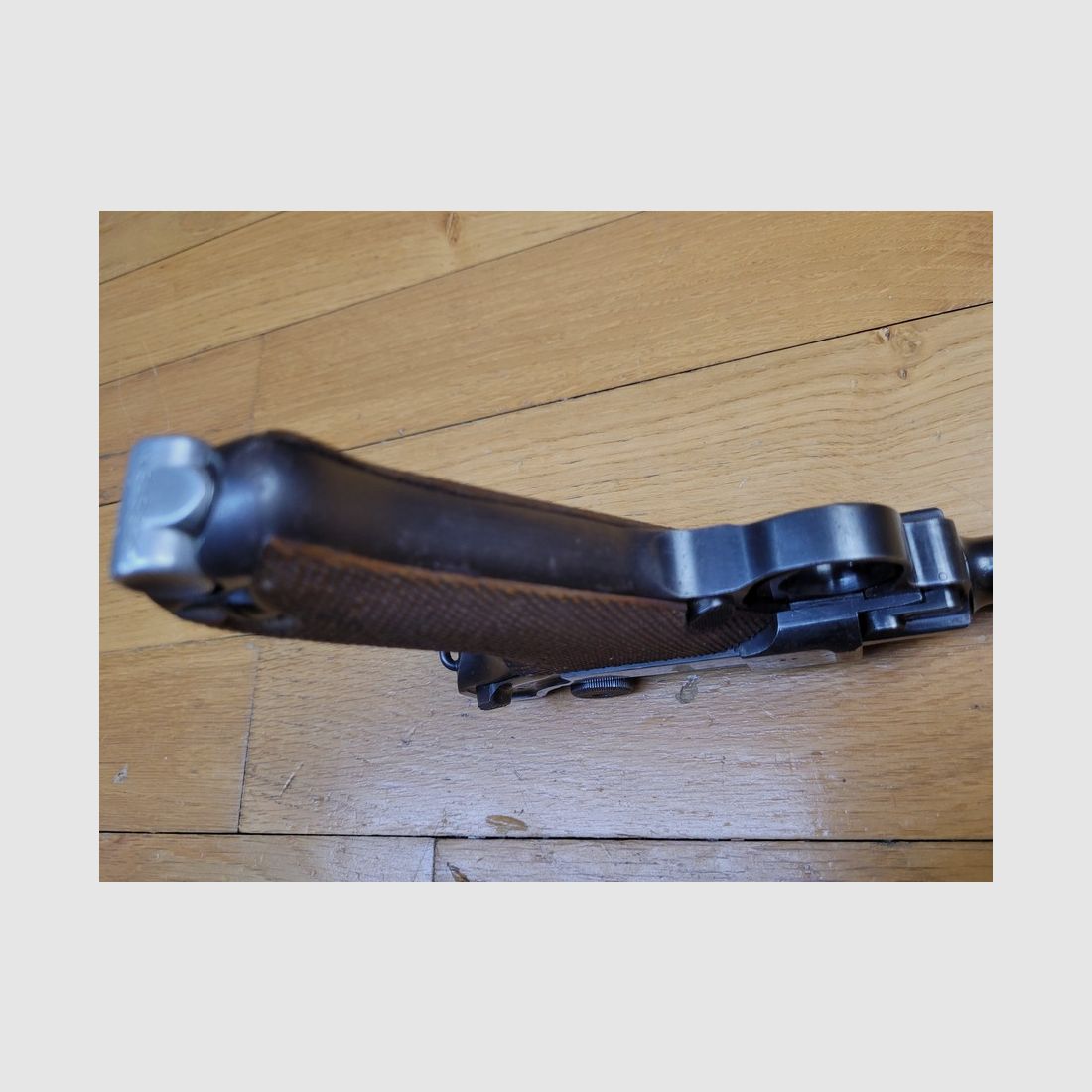 Außergewöhnliche Luger P08 Kriegsmarine Pistole – Weniger als 3900 Exemplare – Mauser S/42 Fertigung von 1938 – Kriegsmarine Holster und Originalschlüssel – Sehr seltenes Set in perfektem Zustand!, Bild 12 von 42