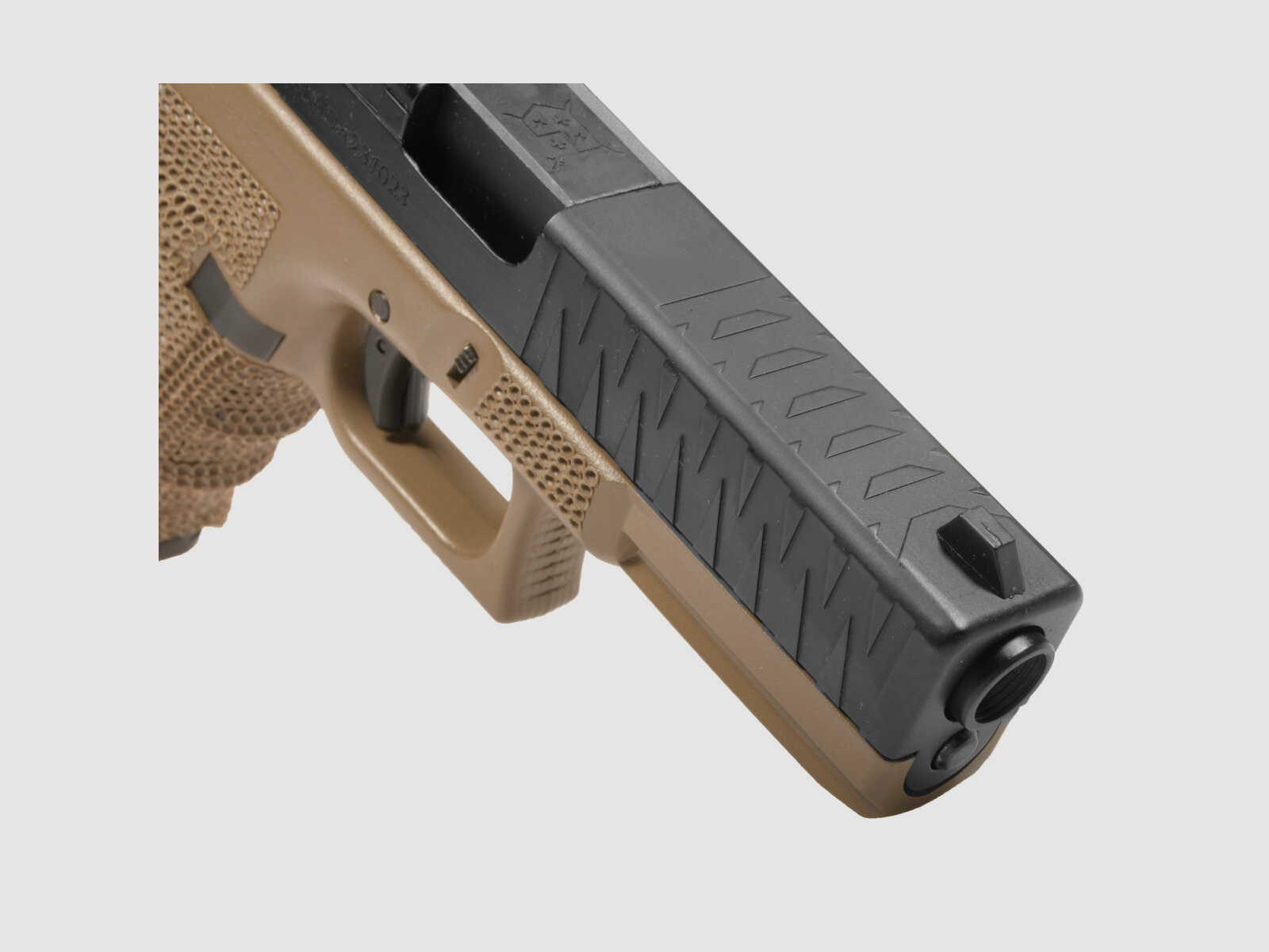 P05 GBB Airsoft Pistole in Tan | Delta Armory