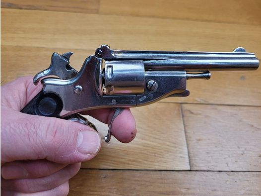 Rare revolver Claudin à système – Éjection collective des étuis – 6 coups – calibre en 22LR (!) – Simple et double action – A ouverture vers le haut – Pièce rarissime et non documentée en 22LR- TBE