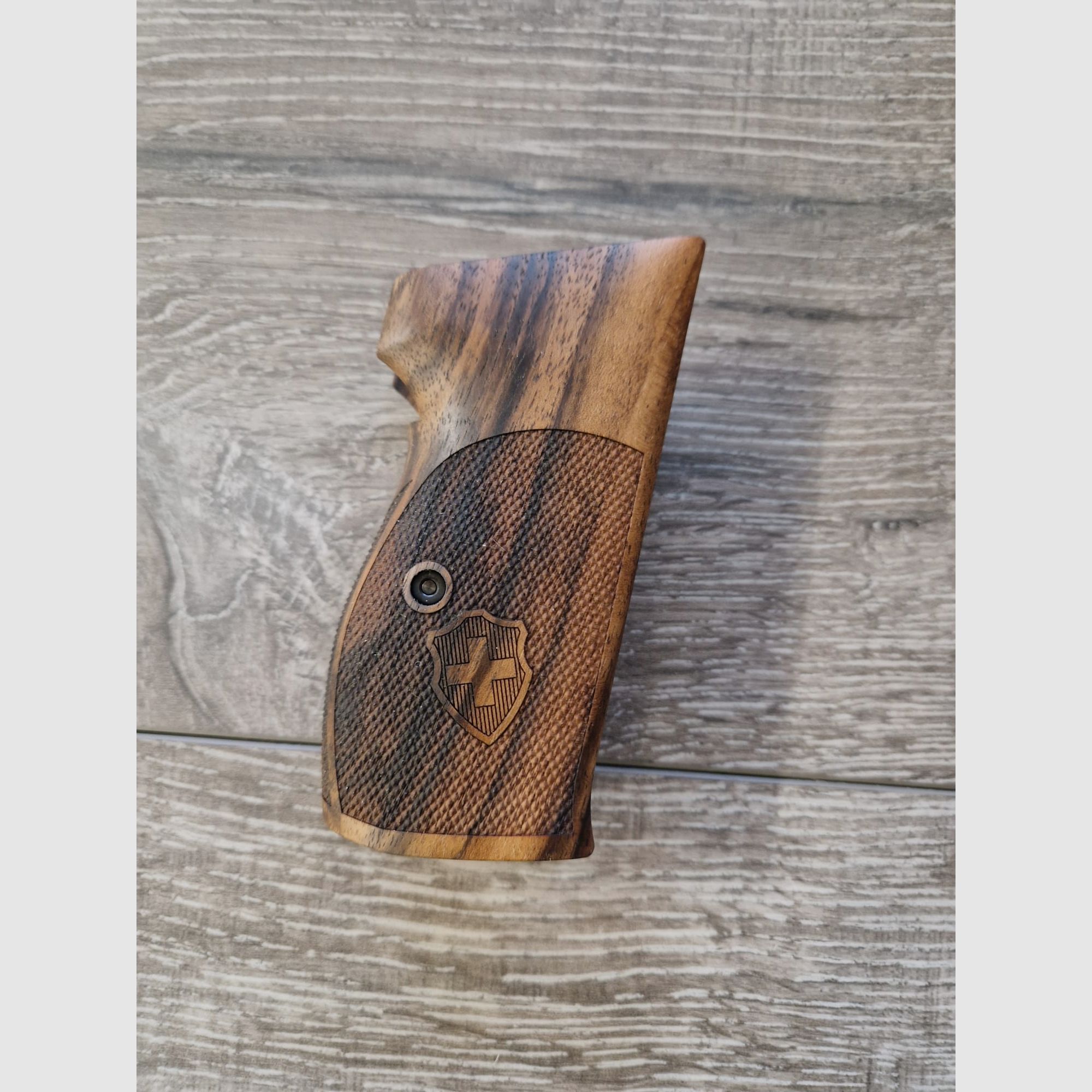 Griffschalen SIG P210 Daumenauflage Schweiz Holz, Bild 1 von 2